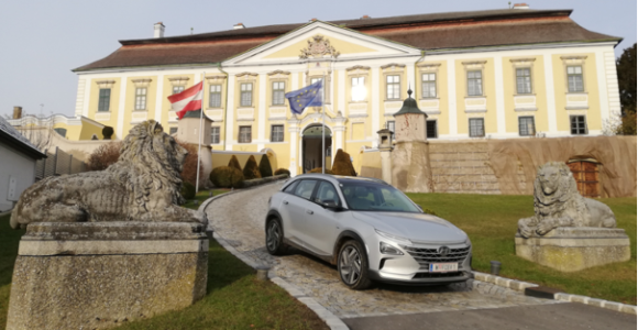 hyundai nexo w fcev 1 mortimer hydrochan austrian european flag two lions schloss gobelsburg langenlois niederösterreich lower austria six senses kamptal hydrogen wine tasting winter test