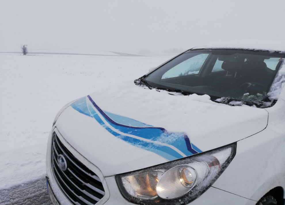 hyundai ix35 tucson fcev_hydrochan_innsbruck_münchen_munich_refuelling station_08012019_bonnet_snow_unterschleissheim