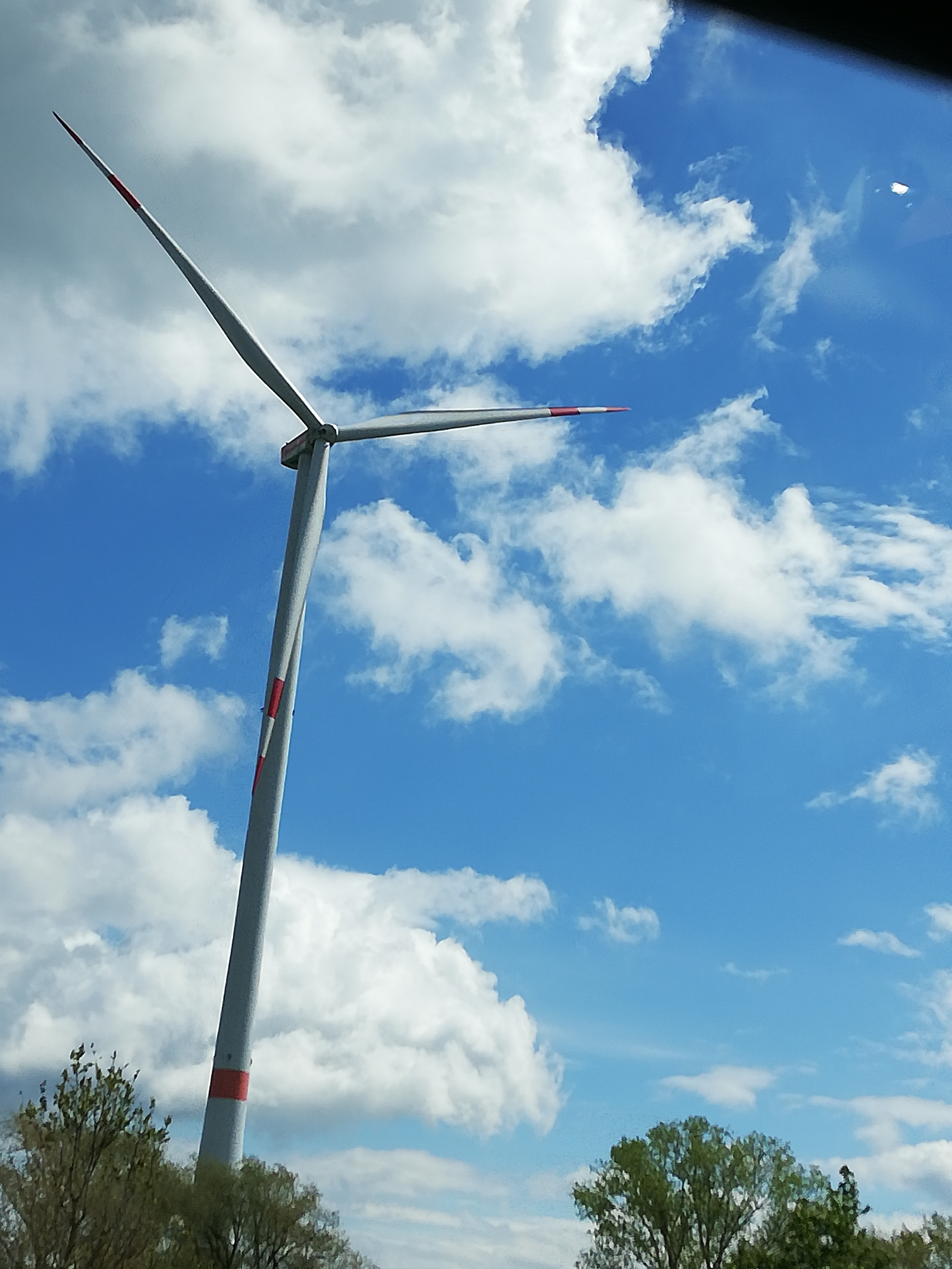 hyundai-nexo-range-test-hydrochan-Vienna-Offenbach-Innsbruck windkraftanlage himmel blau wolken