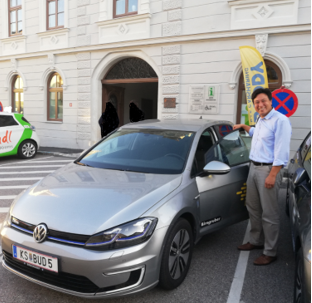 VW e-Golf Erste Begegnung Buddy Carsharing Birngruber Mautern_Mortimer hydrochan Schulz_vorne tür offen renault zoe halteverbot rathaus