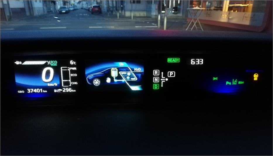 Toyota Mirai Fuel Cell Wasserstoff H2_Armaturen Bildschirm_Mortimer Hydrochan Schulz