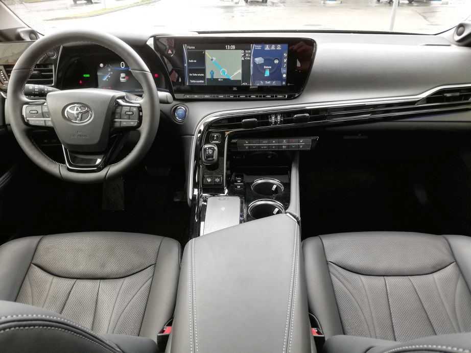 Toyota Mirai Fuel Cell Vehicle FCV Hydrochan Mortimer Schulz_Armaturen Innenraum Lenkrad Display wasserstoff_energytours